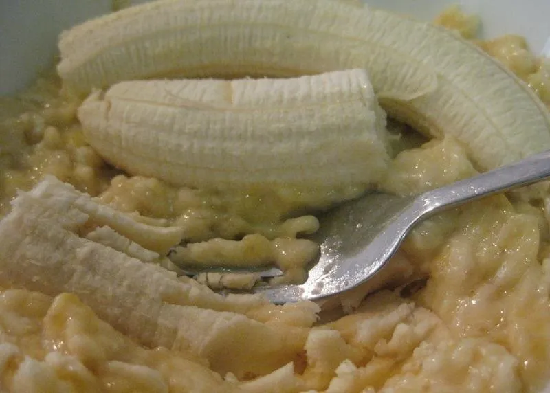 Sliced bananas on a bed of creamy oatmeal.