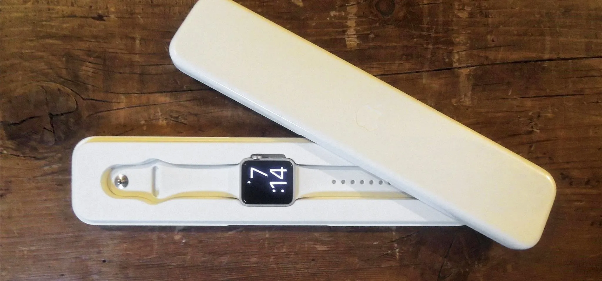 Smartwatch and smartphone displaying time and colorful app icons.