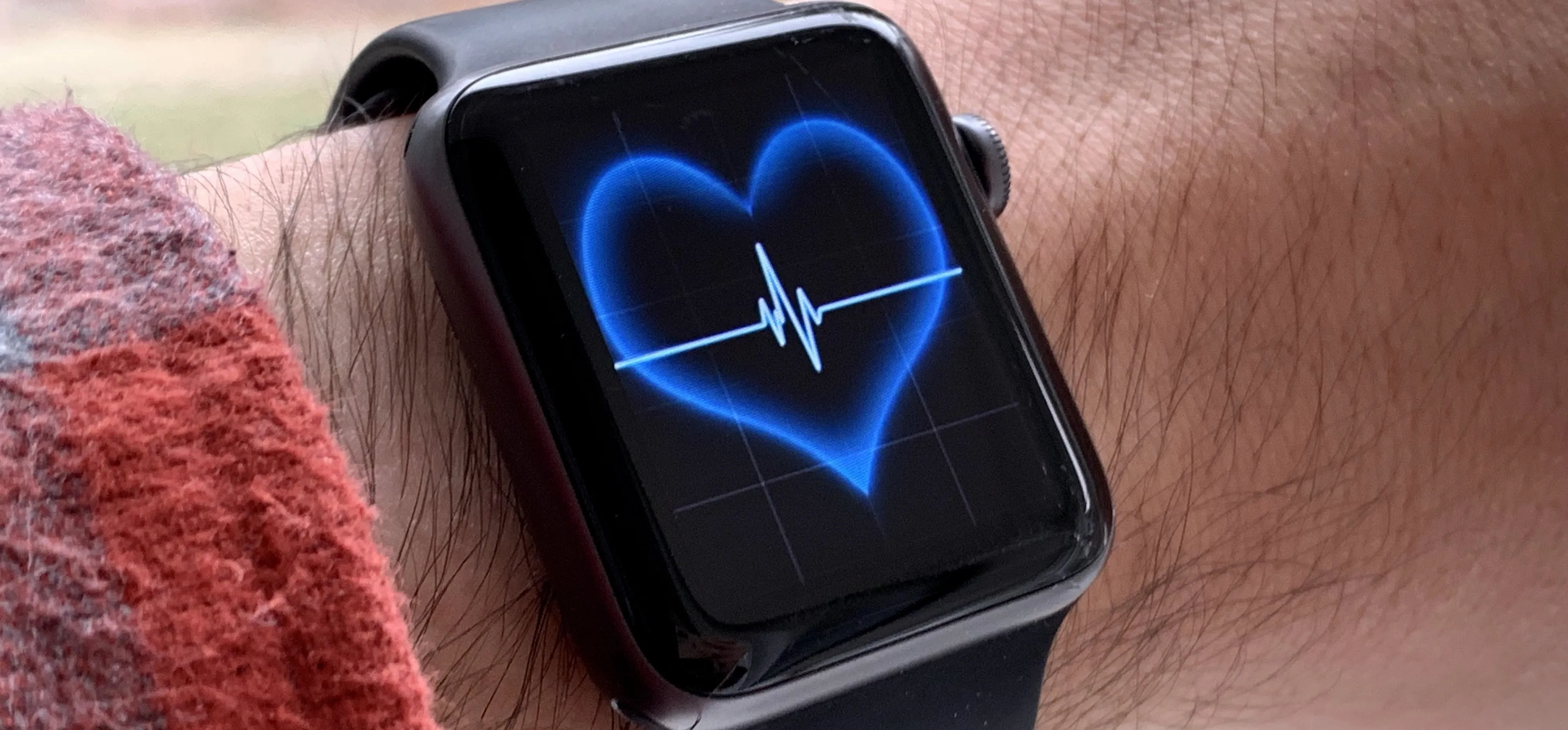 Smartwatch and smartphone displaying time and colorful app icons.