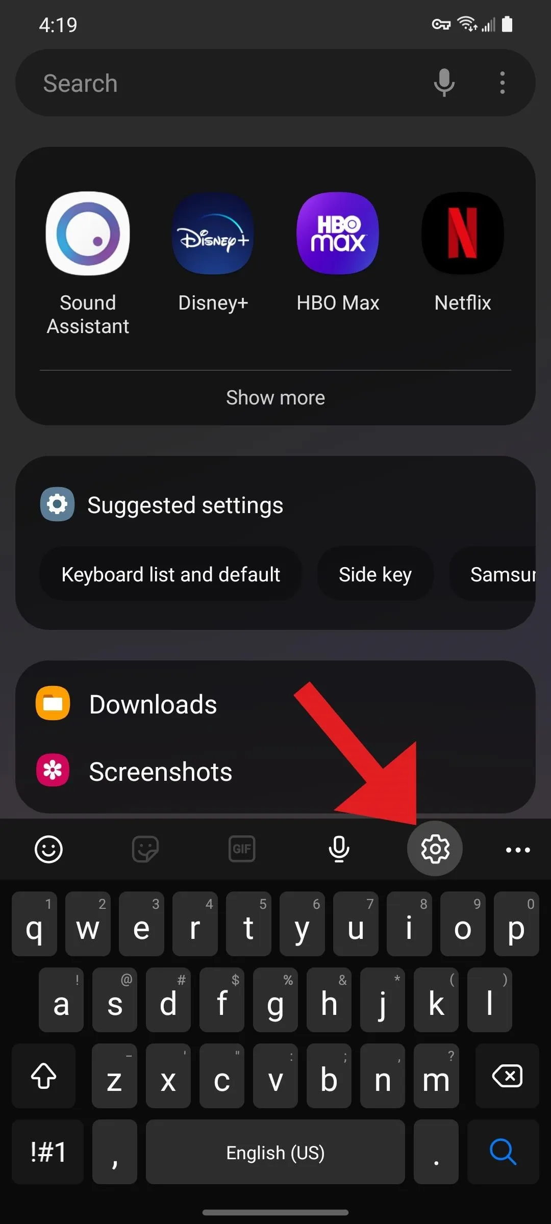 Keyboard interface displaying app icons and a highlighted screenshot option.