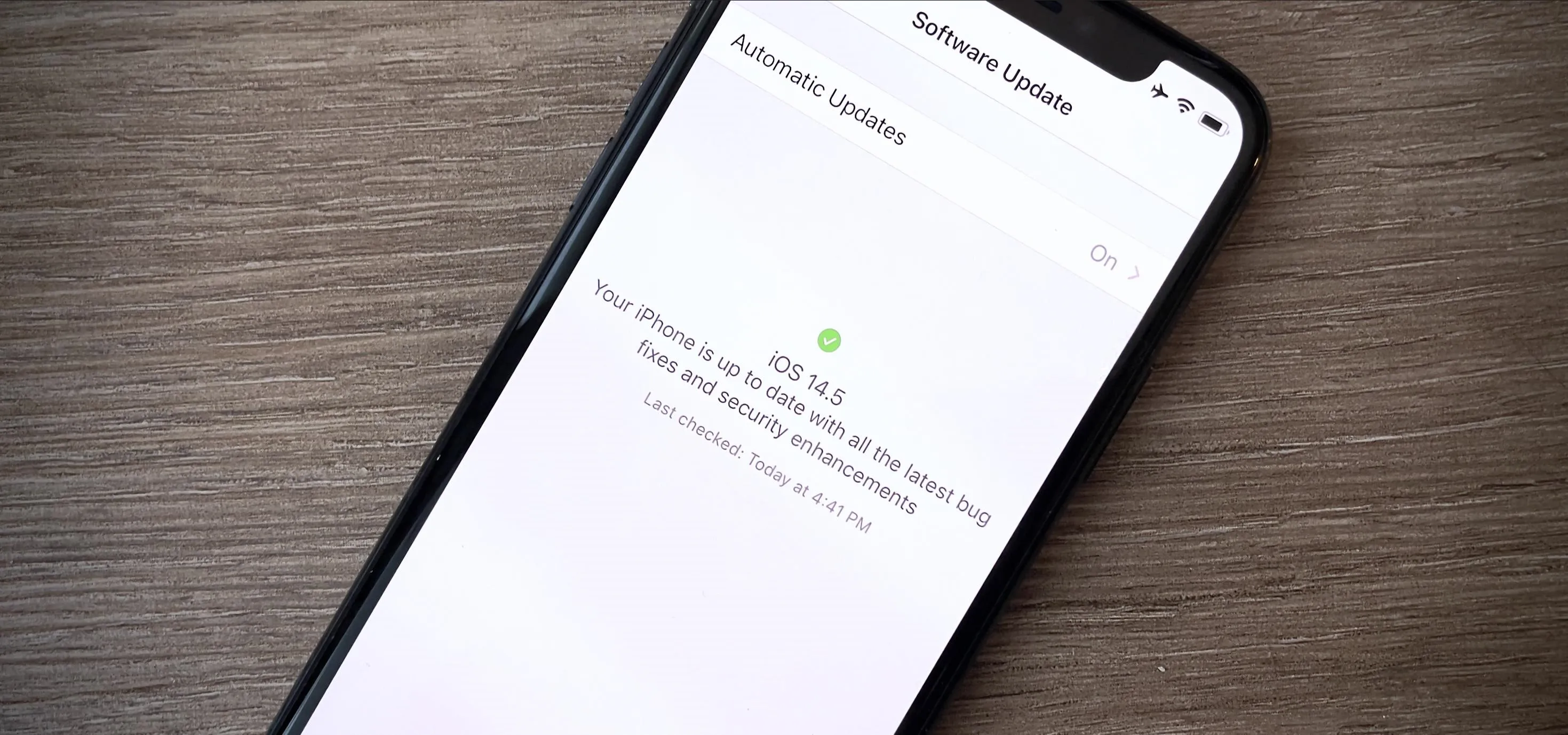Mobile phone displaying settings screen with connection status.