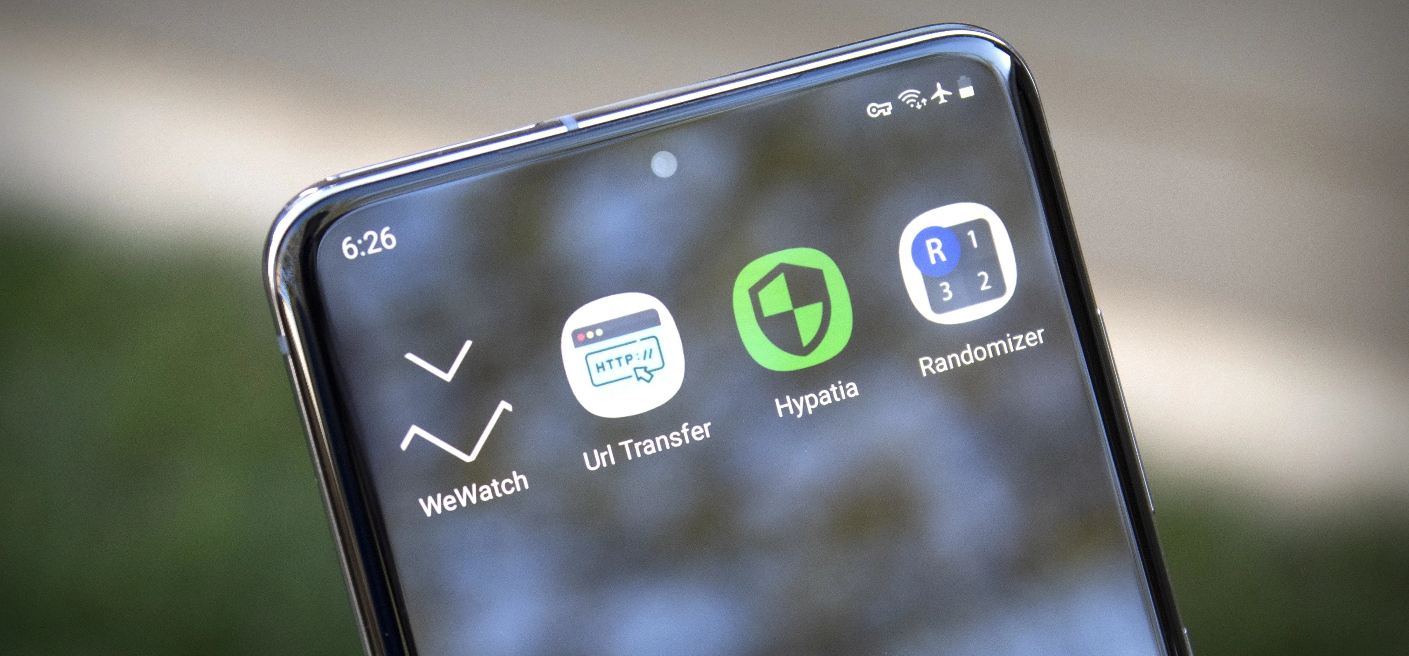 Smartphone screen displaying app icons.