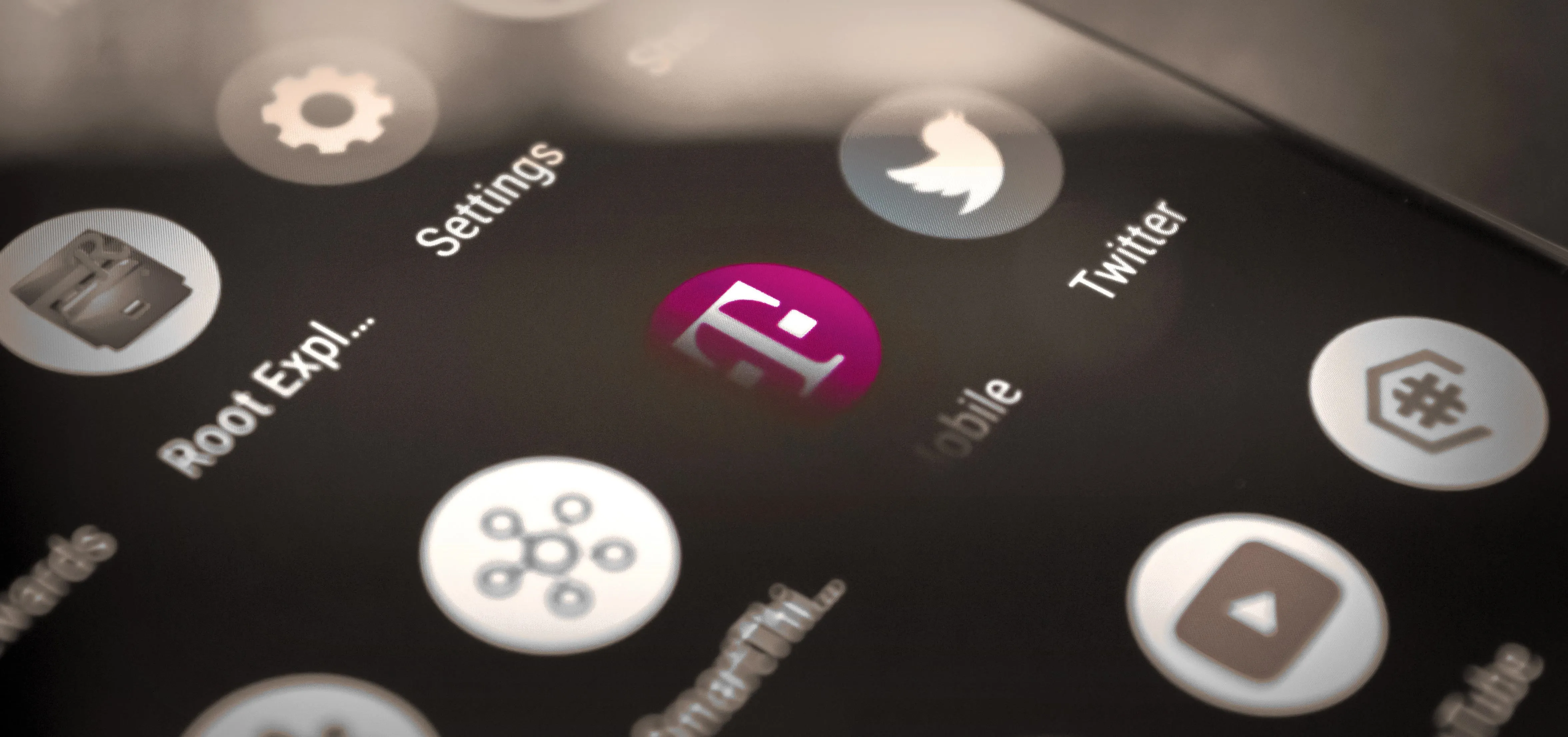 Smartphone screen showing various app icons, including Twitter and settings.