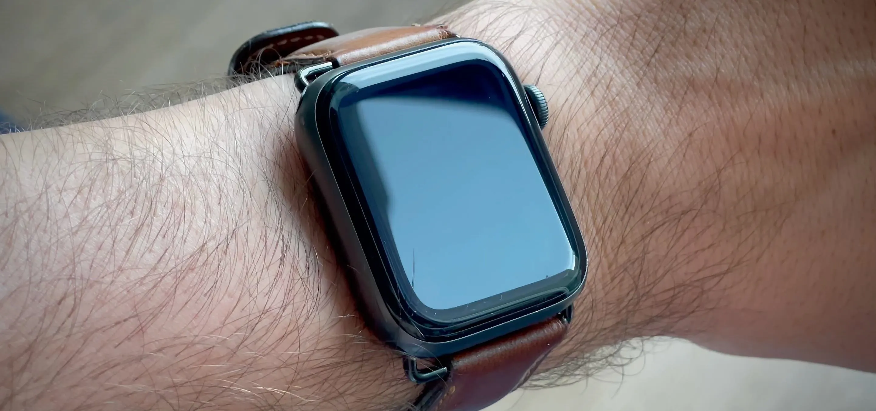 Smartwatch and smartphone displaying time and colorful app icons.