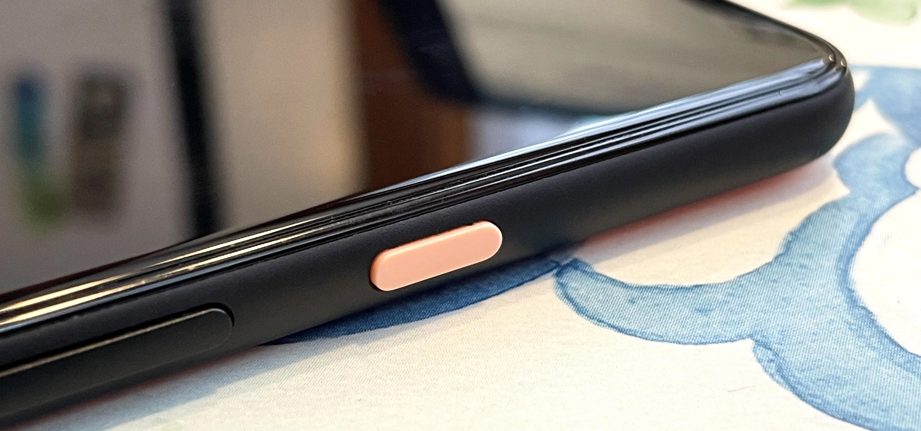 Pixel Buds battery status display on a smartphone screen.