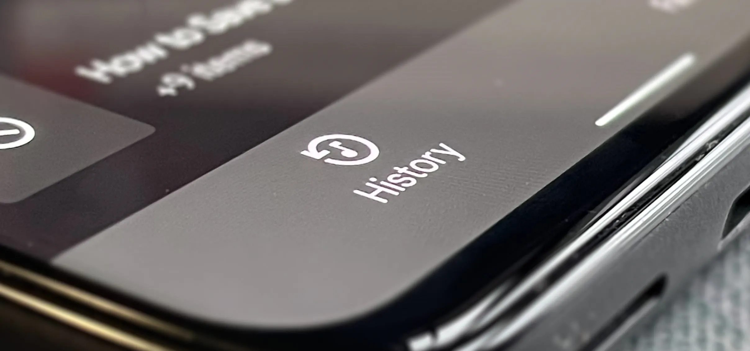 Pixel Buds battery status display on a smartphone screen.