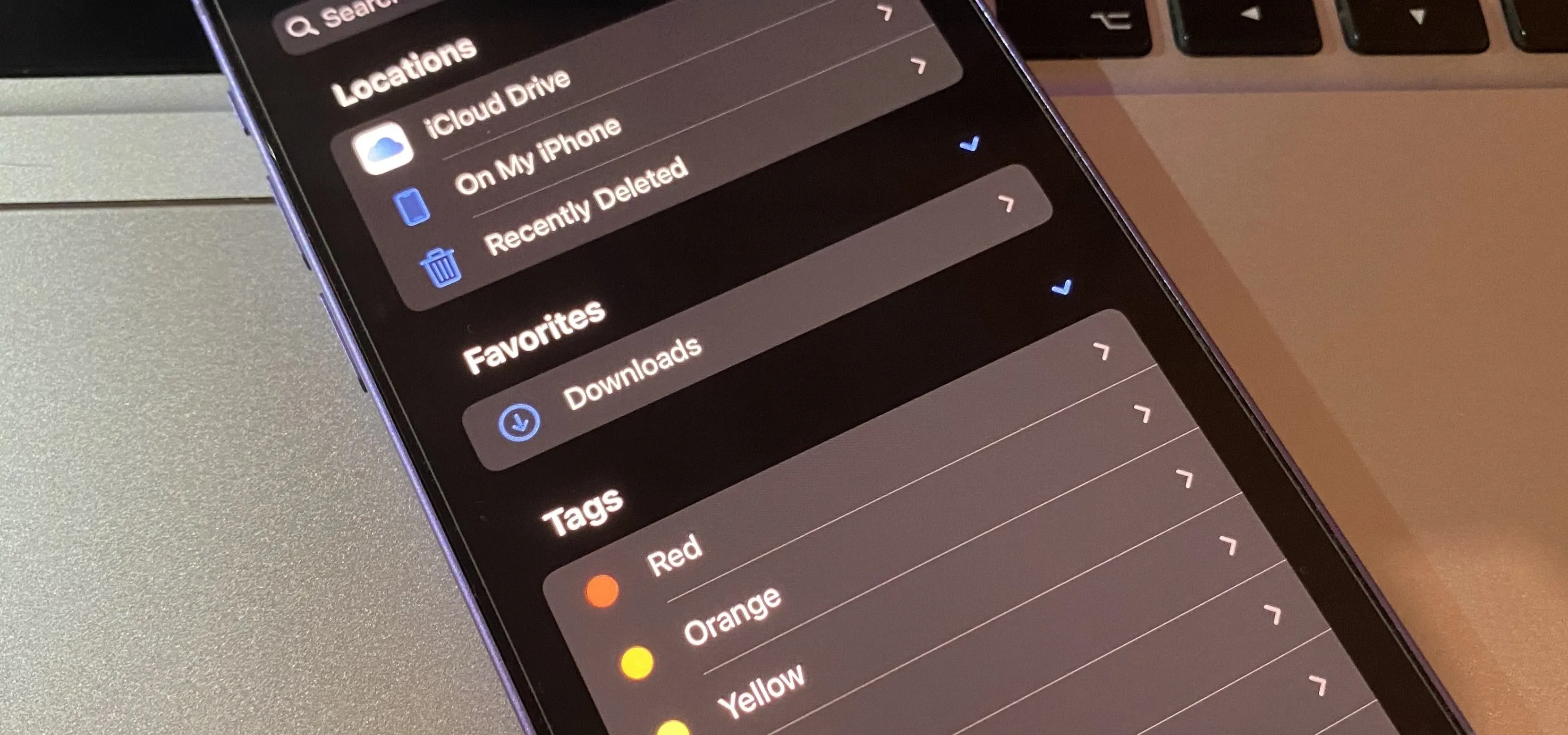 Smartphone screen displaying location settings and favorite tags.