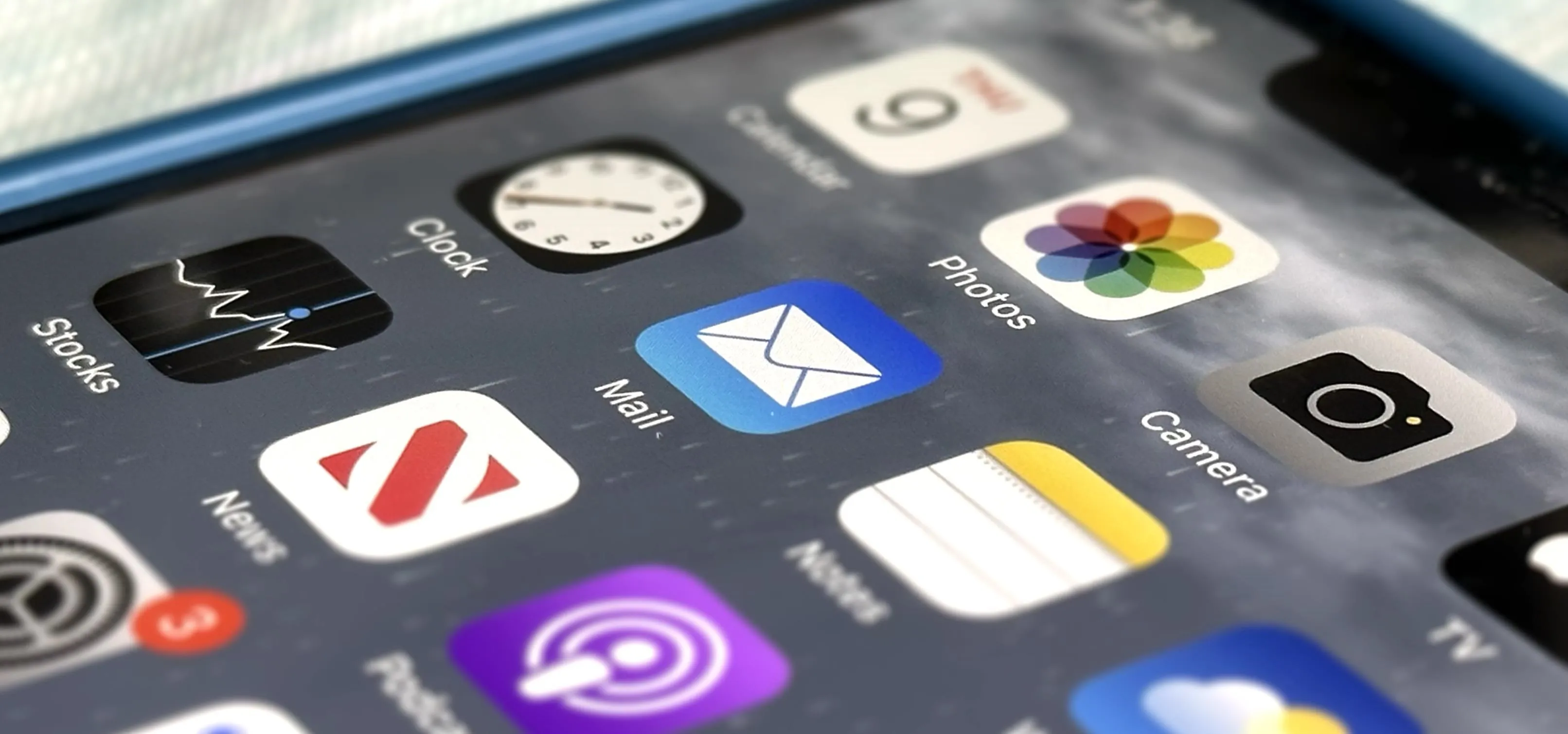 Smartphone screen displaying various app icons.
