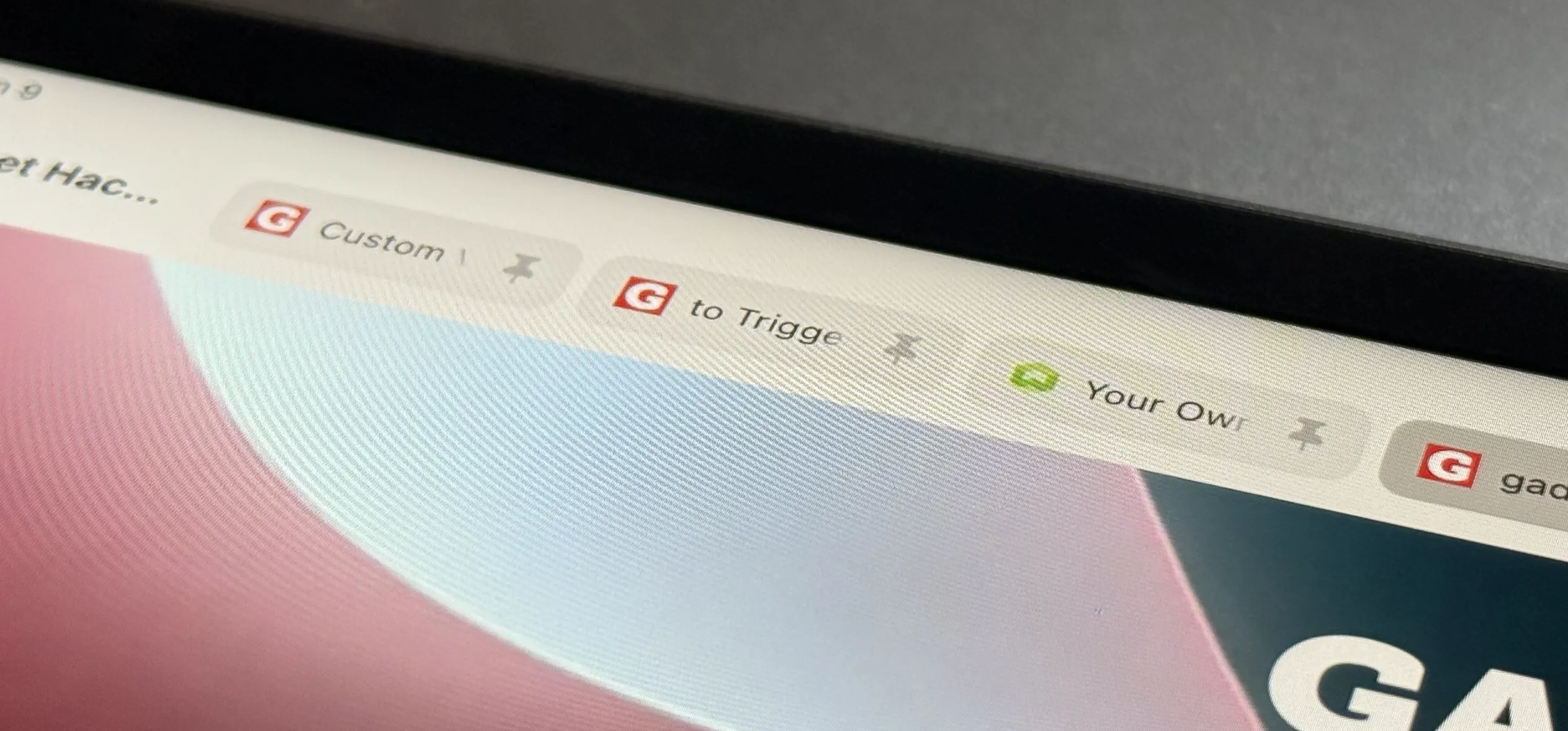 Safari pinned tabs on iPadOS show Gadget Hacks favicons, pin icons, and truncated page titles over a pink-blue wallpaper gradient background.